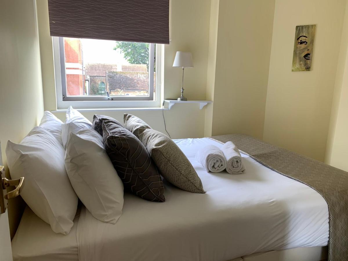 4 The Courtyard Central Windsor 2Br ภายนอก รูปภาพ
